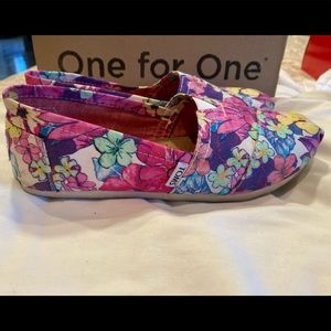 Toms floral watercolor multi 8M with box!
